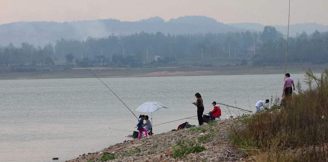 夏日高温中午钓鱼技巧与方法（中午钓鱼如何应对高水温）  第1张