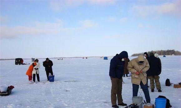 冰天雪地钓鱼技巧有哪些？如何在寒冷天气中成功钓到鱼？  第2张